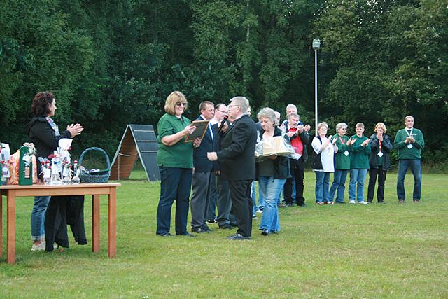 Ehrengabe an den PHV Neumünster - Foto: Sabine Weiß
