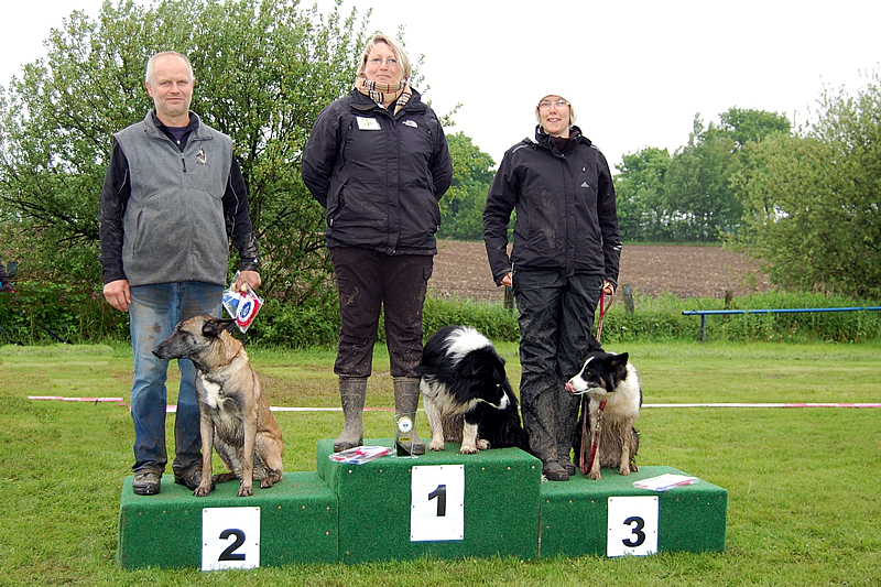 Klasse 3  Landesmeisterin Katrin Behnke-Brethack mit Bravehart of Rainbow Landscape HSC Hanseat Lübeck Platz 2 Klaus Dieter Wilcken mit Fionne vom roten Merlin HSC Hanseat Lübeck Platz 3 Christina Köbsch mit Working Jess vom Rehgebirge SGV Heiligenhafen